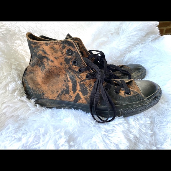 can you put black converse in the washer